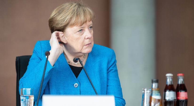 Kiderült: Angela Merkelt is átejtették az orosz telefonbetyárok