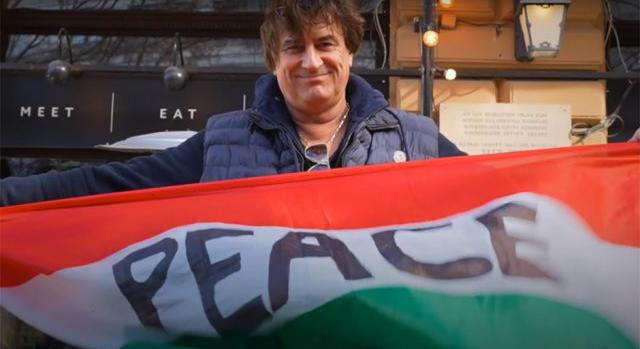 Schobert Norbi és Tihanyi Csaba zászlót lenget: békét követelnek a magyar sztárok