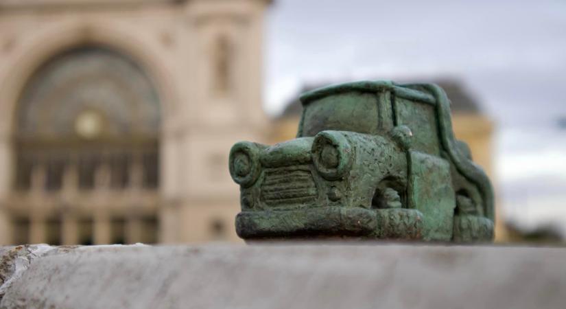 Újabb Trabant-szobor jelent meg Budapesten. Előre a múltba!