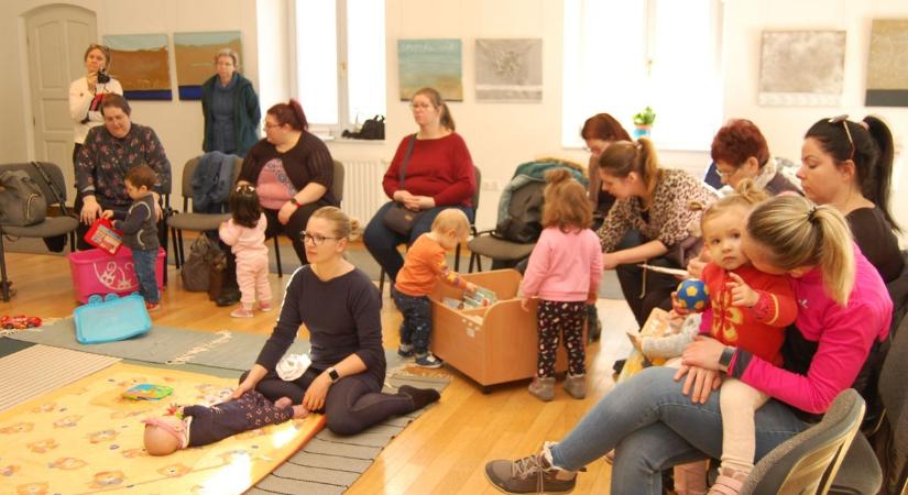 Életmentést tanultak a részvevők a félegyházi baba-mama klubban – galériával
