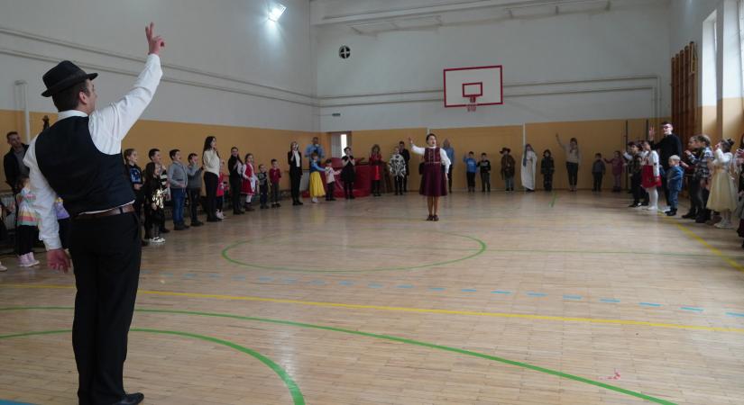 Kézműveskedés, táncolás, farsangi hagyományok a Kossuth-líceumban