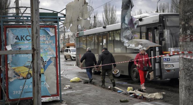 Putyin beszéde alatt bombázni kezdték Herszont: hat ember szörnyethalt egy buszmegállóban – fotók, videó