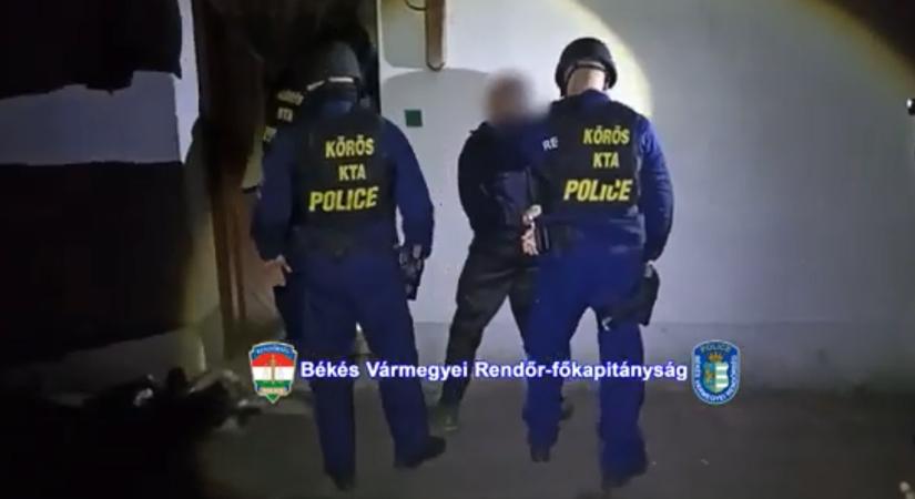 Lopásokkal gyanúsítható nőt és férfit fogtak el a rendőrök Orosházán