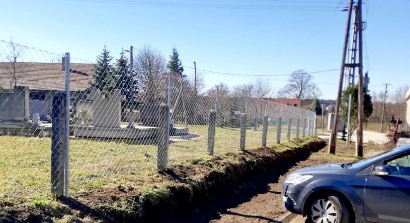 64 méteren javították ki a diszeli temető kerítését
