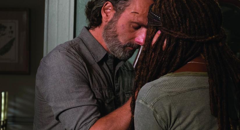Kéz a kézben Rick és Michonne a The Walking Dead folytatás forgatási fotóján