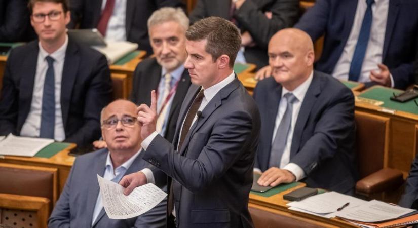 A fideszes Kocsis Máté vezette józsefvárosi önkormányzat még kitüntette a pedagógiai asszisztenst, aki videóban kérkedett a 15 éves fiú szeretőjével