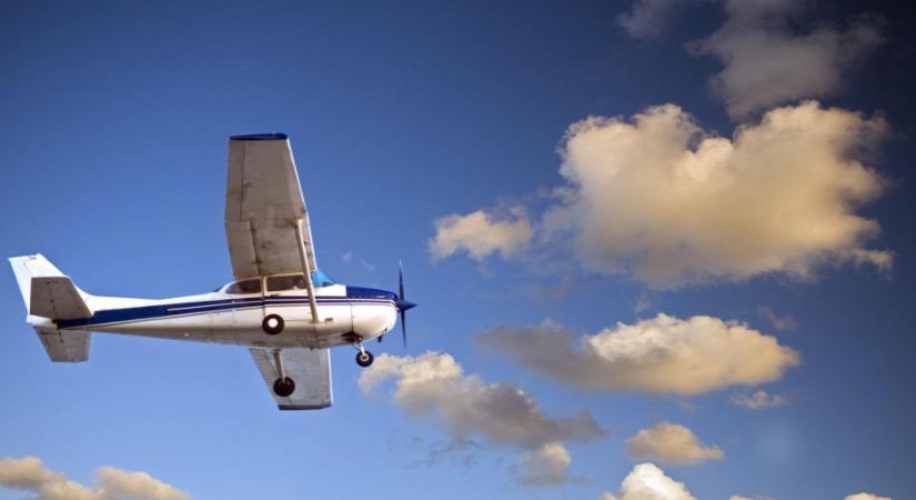 Szívroham vitt el egy repülésoktatót a levegőben: a pilóta azt hitte, csak viccel