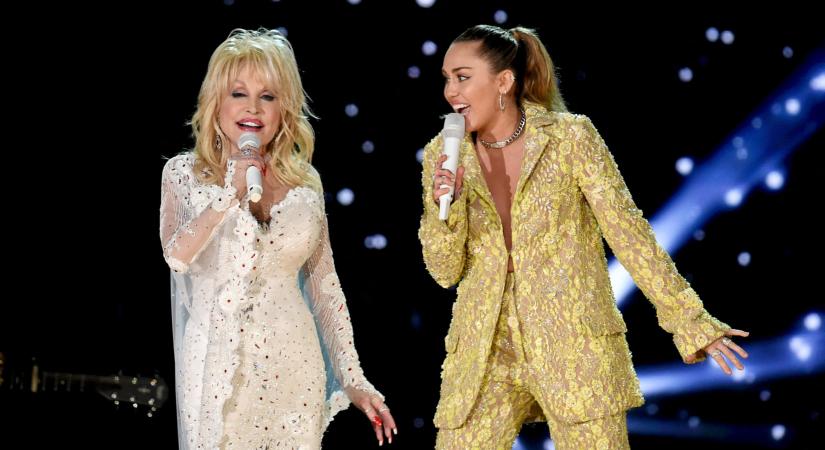 Dolly Parton szerint Miley Cyrus el tudná játszani őt, csak nagyobb mellekre lenne szüksége hozzá