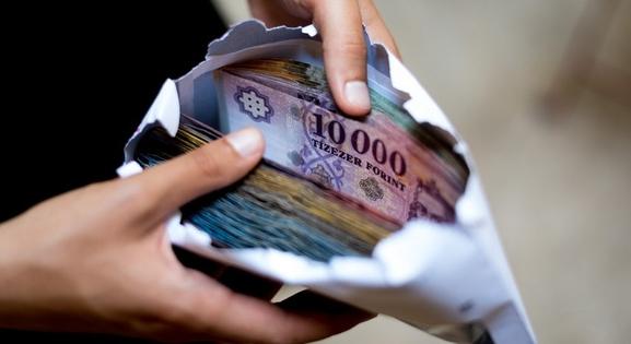 A KSH szerint 581 900 forint volt a bruttó átlagkereset decemberben, a reálkereset csökkent