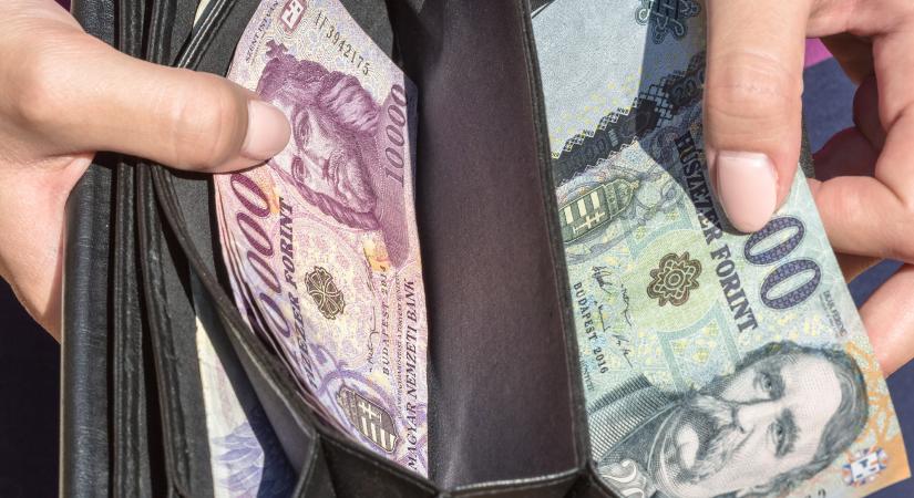 Már több mint 400 ezer forint a nettó átlagkereset