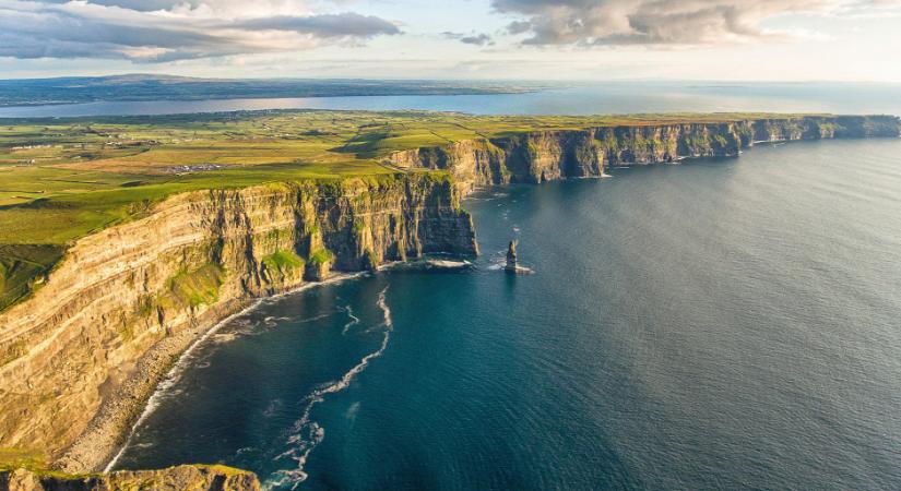 Képeken a nyolc kilométer hosszan húzódó függőleges sziklafal Írország partjainál