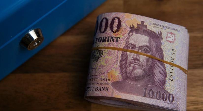 400 ezer fölött a havi nettó átlagkereset