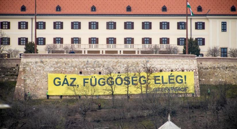 Orbán Viktor erkélye alá feszített ki molinót a Greenpeace