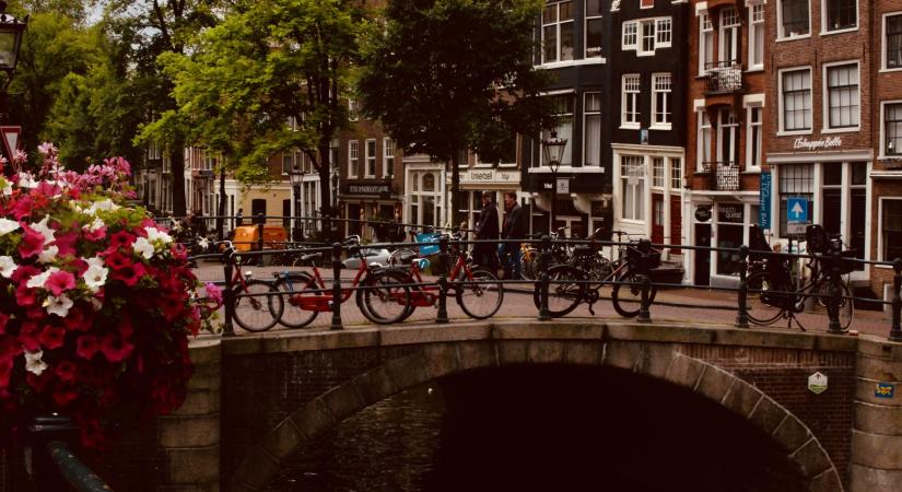 Virágokkal védekeznek a kerékpárosok ellen Amszterdamban