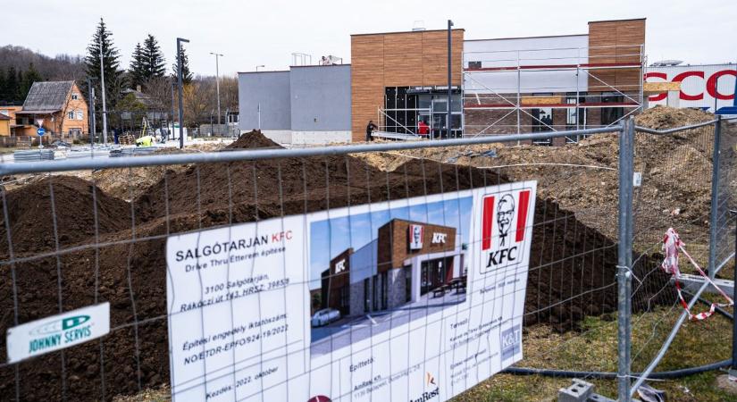 Végéhez közeledik a salgótarjáni KFC építése, mutatjuk mikor nyithatja meg kapuit
