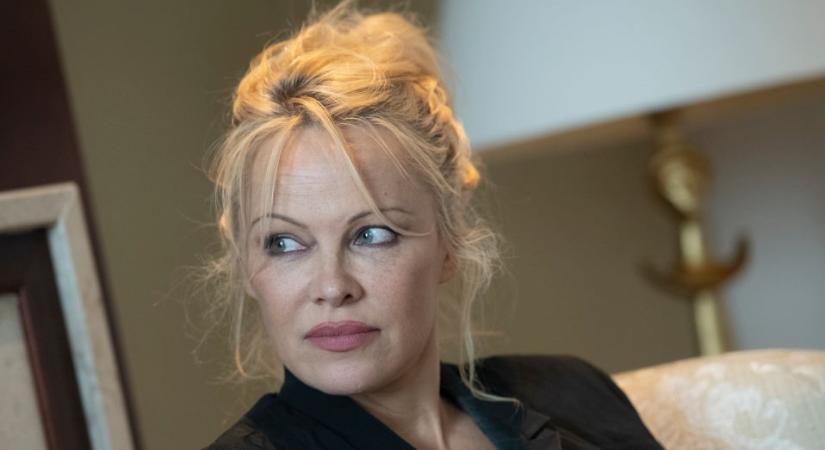 Pamela Anderson címlapon mutatta meg, hogy néz ki smink nélkül