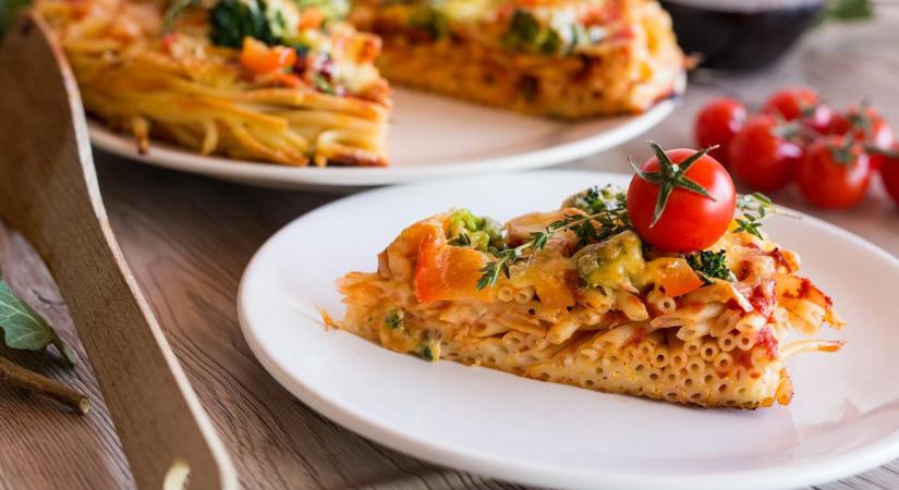 Két nagy olasz kedvenc egy receptben: ez a makaróni-pizza