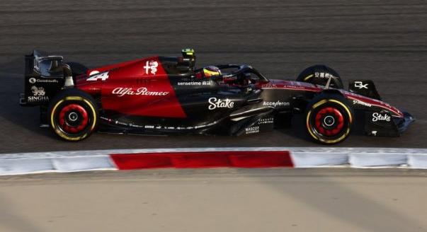Kínai elsőség, stabil Ferrari, DTS – a pénteki nap F1-es hírei