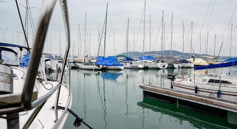 Parkolási káosz a Balatonnál: hajóra futja, de a parkolási díjat már elblicceli