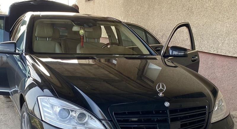 Mercedes gépkocsiját is bukta a cigarettacsempész Nevetlenfalunál