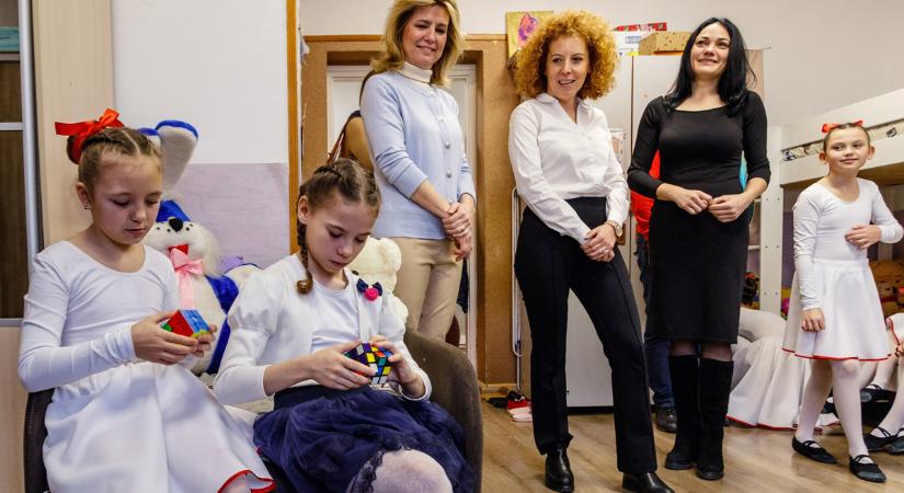 A háború évfordulóján kárpátaljai gyermekotthonokban járt Herczegh Anita