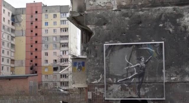 Már üveg és riasztó védi Banksy alkotásait az Ukrajnában rommá lőtt épületeken