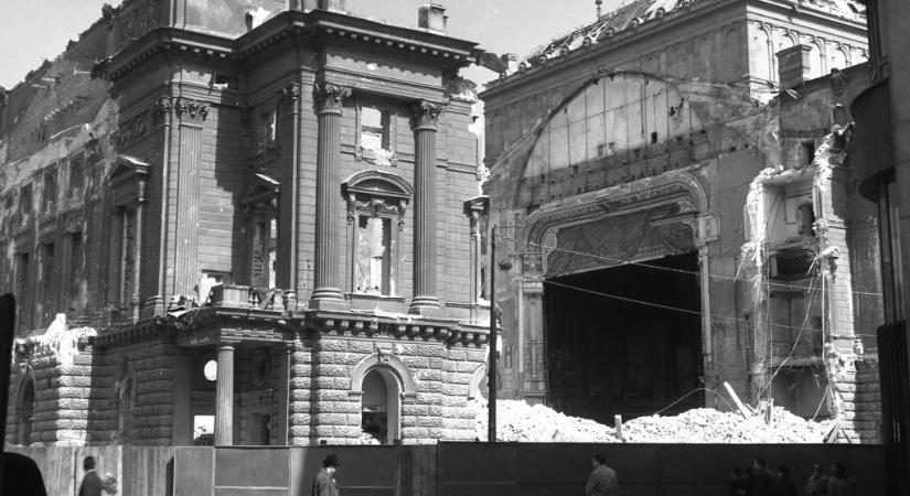 A felrobbantott Nemzeti Színház egy darabja rejtőzik a Blaha Lujza tér idős tölgye alatt