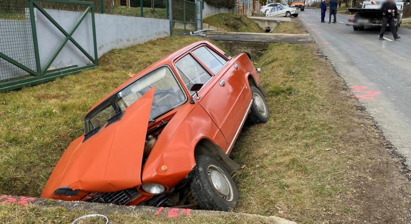 Az árokba borult az öreg Zsiguli: egy idős nő vesztette életét a Zala megyei tragédiában – fotók