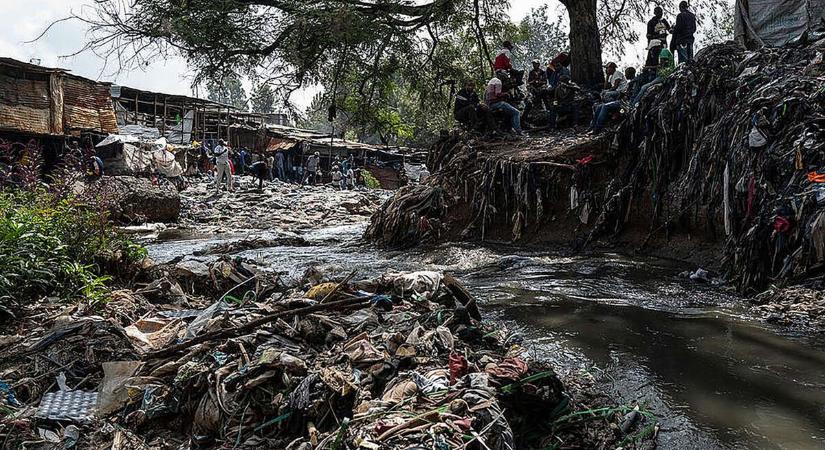 Afrika lett Európa műanyagruha temetője