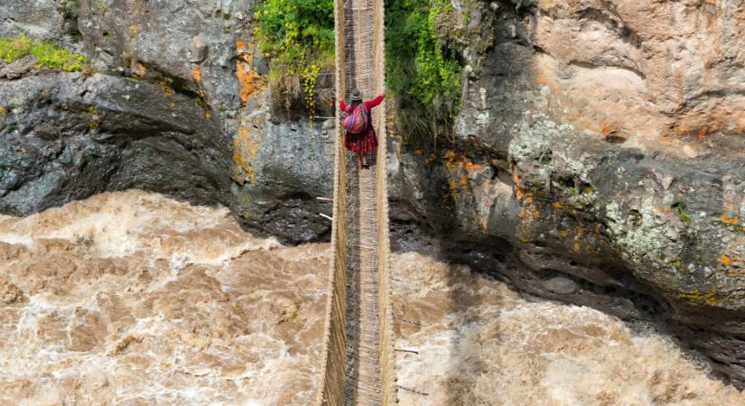 Látványos képek a 35 méter hosszú, kötélből fonott perui függőhídról