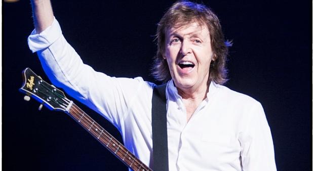 Paul McCartney a Rolling Stones-ban játszik