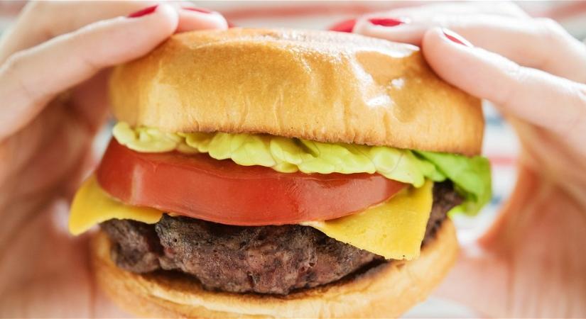 Megkóstoltatták a hamburgert afrikai „vademberekkel”, akik döbbenetes dolgot mondtak róla