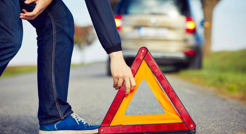 Mikor kötelező az elakadásjelző háromszöget kitenni? Csak így a szabályos a KRESZ szerint
