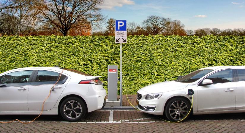 Egyre több magyar autós váltana elektromos vagy hibrid járműre