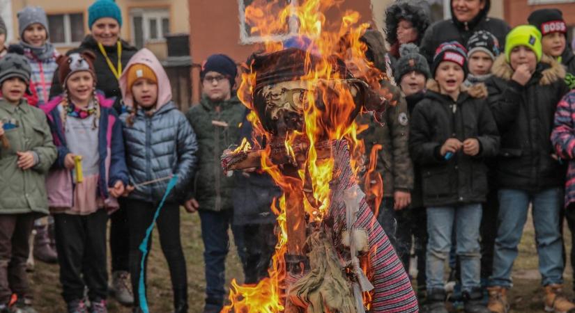Felvonulás és kiszebábégetés Várpalotán