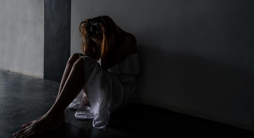 Megerőszakolták a vonaton az Ukrajnából menekülő nőt: az öngyilkosságot fontolgatta