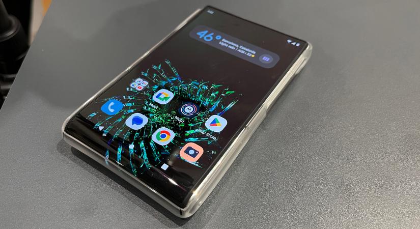 MWC 2023: Kezünkben a Motorola feltekeredő kijelzős telefonja