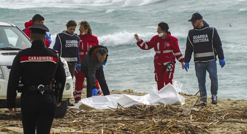 Több mint száz halottja lehet az olasz partoknál történt hajóbalesetnek