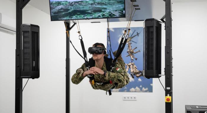 Modern szimulátor támogatja az ejtőernyősképzést