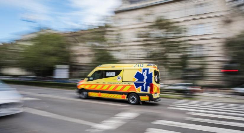 Fotón a brutális baleset: hatalmasat borult a mentőautó a Déli pályaudvarnál