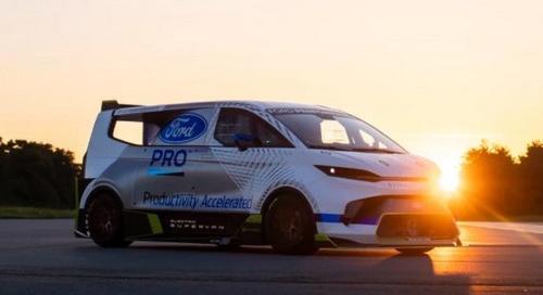 Ford elektromos SuperVan 4 tanulmányautó indul a 2023-as Pikes Peak-i hegyi versenyen