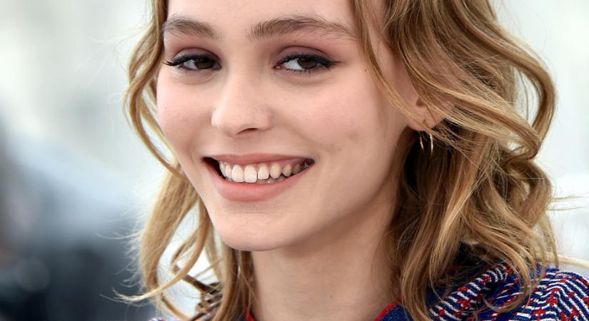 Johnny Depp és Vanessa Paradis gyönyörű lánya megmutatta a melleit - fotók