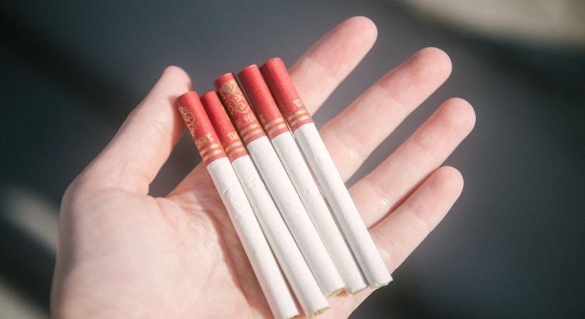 Hétszáz doboz zárjegy nélküli cigaretta került elő egy rejtélyes bőröndből