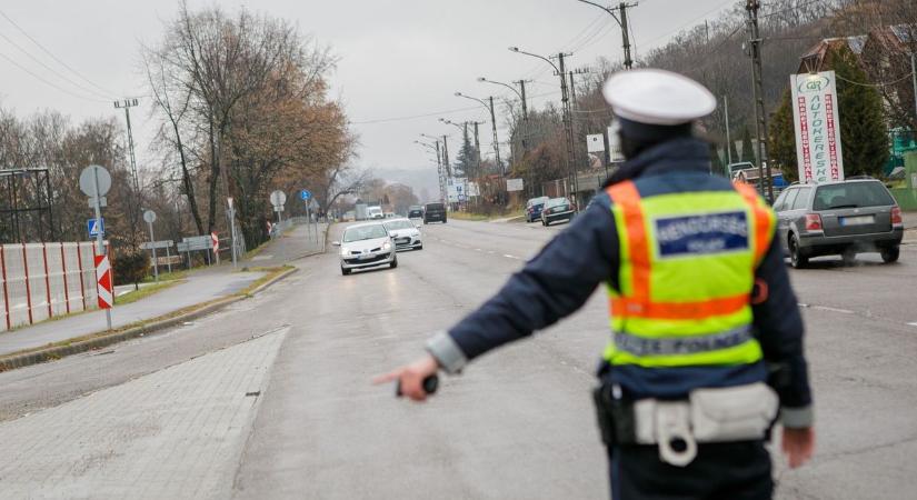 Eltiltás hatálya alatt vezetett, majd horogra akadt a pusztaszabolcsi sofőr