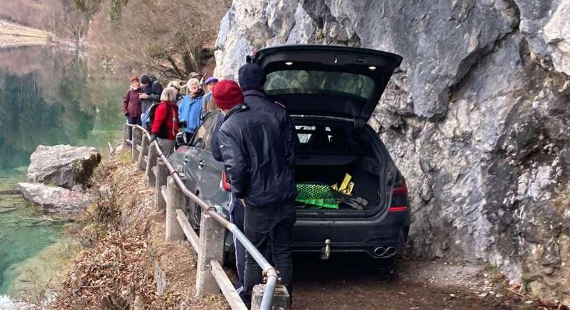 Addig követte a navigációt, amíg sziklafalak közé szorult a ritka BMW-vel