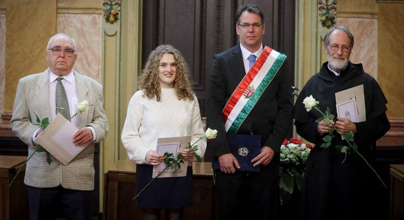 Hárman tettek állampolgársági esküt Egerben