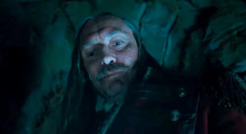 Jude Law Hook kapitányként látható a Pán Péter & Wendy trailerében