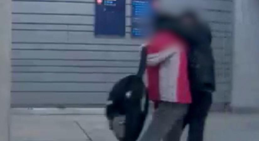 Minden ok nélkül összevertek egy férfit a Kelenföldi pályaudvar metró aluljárójában (VIDEÓ)