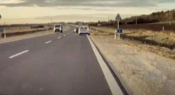 Vádat emeltek az autós ellen, aki a szembejövőket az útpadkára kényszerítve előzött – videó