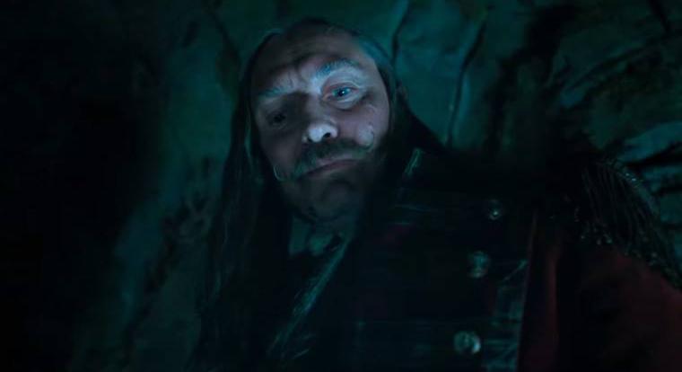 Az új Pán Péter film trailerében Jude Law hajkurássza Hook kapitányként a gyerekeket